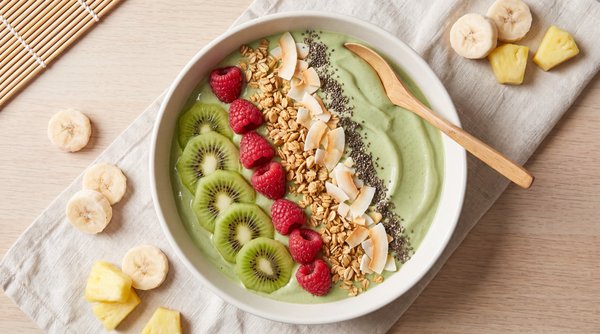Matcha smoothie bowl z bananem i ananasem