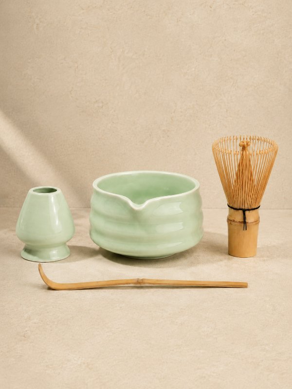 Zestaw ceramiczny Takumi: miętowa czarka z dzióbkiem, chasen (bambusowa miotełka) z podstawką i chashaku (bambusowa łyżeczka)