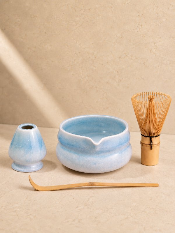 Zestaw ceramiczny Kai: błękitna czarka z dzióbkiem i podstawka, chasen i chashaku (bambusowa miotełka i łyżeczka)