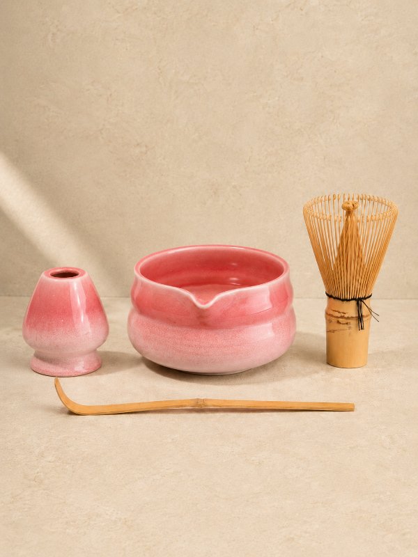 Zestaw ceramiczny Sakura: różowa czarka z dzióbkiem, chasen (bambusowa miotełka) z podstawką i chashaku (bambusowa łyżeczka)