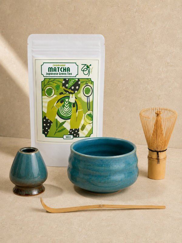 Zestaw Zen z matchą ceremonialną: saszetka ZOI 100 g, turkusowa czarka, chasen (bambusowa miotełka) z podstawką i chashaku