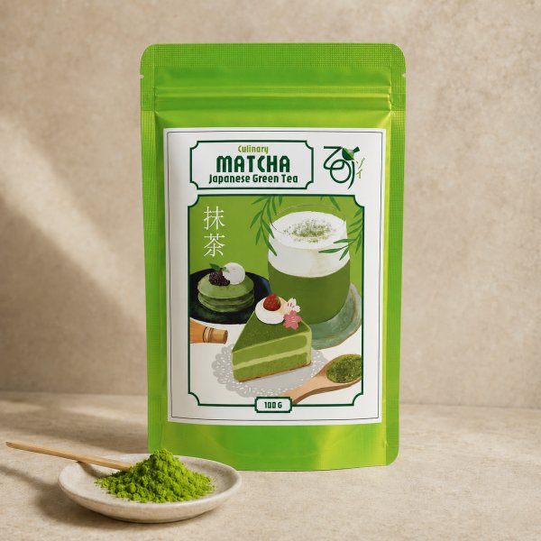Matcha kulinarna ZOI w zielonej saszetce, przed nią talerzyk z proszkiem i bambusowa łyżeczka